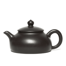 Load image into Gallery viewer, Yixing Purple Clay Teapot [Han Bian] | 宜兴紫砂壶 原矿黑朱泥 [汉扁] - YIQIN TEA HOUSE 一沁茶舍  |  yiqinteahouse.com
