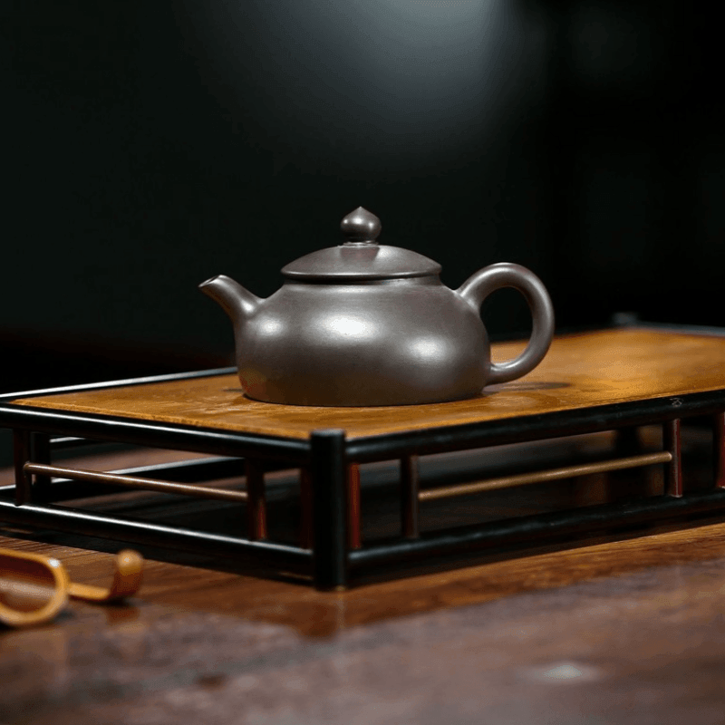 Yixing Purple Clay Teapot [Han Bian] | 宜兴紫砂壶 原矿黑朱泥 [汉扁] - YIQIN TEA HOUSE 一沁茶舍  |  yiqinteahouse.com