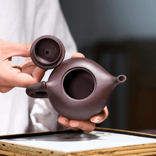 Load image into Gallery viewer, Yixing Purple Clay Teapot [Little Moon] | 宜兴紫砂壶 原矿老紫泥 [小月牙] - YIQIN TEA HOUSE 一沁茶舍  |  yiqinteahouse.com

