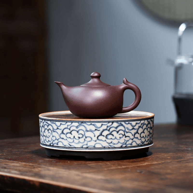 Yixing Purple Clay Teapot [Little Moon] | 宜兴紫砂壶 原矿老紫泥 [小月牙] - YIQIN TEA HOUSE 一沁茶舍  |  yiqinteahouse.com