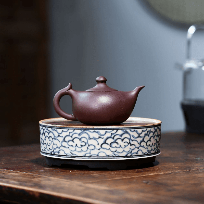 Yixing Purple Clay Teapot [Little Moon] | 宜兴紫砂壶 原矿老紫泥 [小月牙] - YIQIN TEA HOUSE 一沁茶舍  |  yiqinteahouse.com