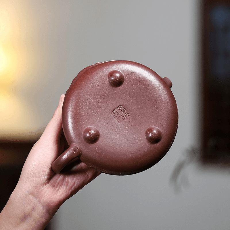 Yixing Purple Clay Teapot [Xiangyun Bian Piao] | 宜兴紫砂壶 原矿紫泥 [祥云扁瓢] - YIQIN TEA HOUSE 一沁茶舍  |  yiqinteahouse.com