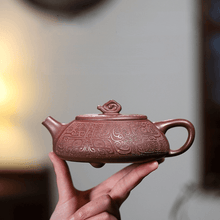 Load image into Gallery viewer, Yixing Purple Clay Teapot [Xiangyun Bian Piao] | 宜兴紫砂壶 原矿紫泥 [祥云扁瓢] - YIQIN TEA HOUSE 一沁茶舍  |  yiqinteahouse.com
